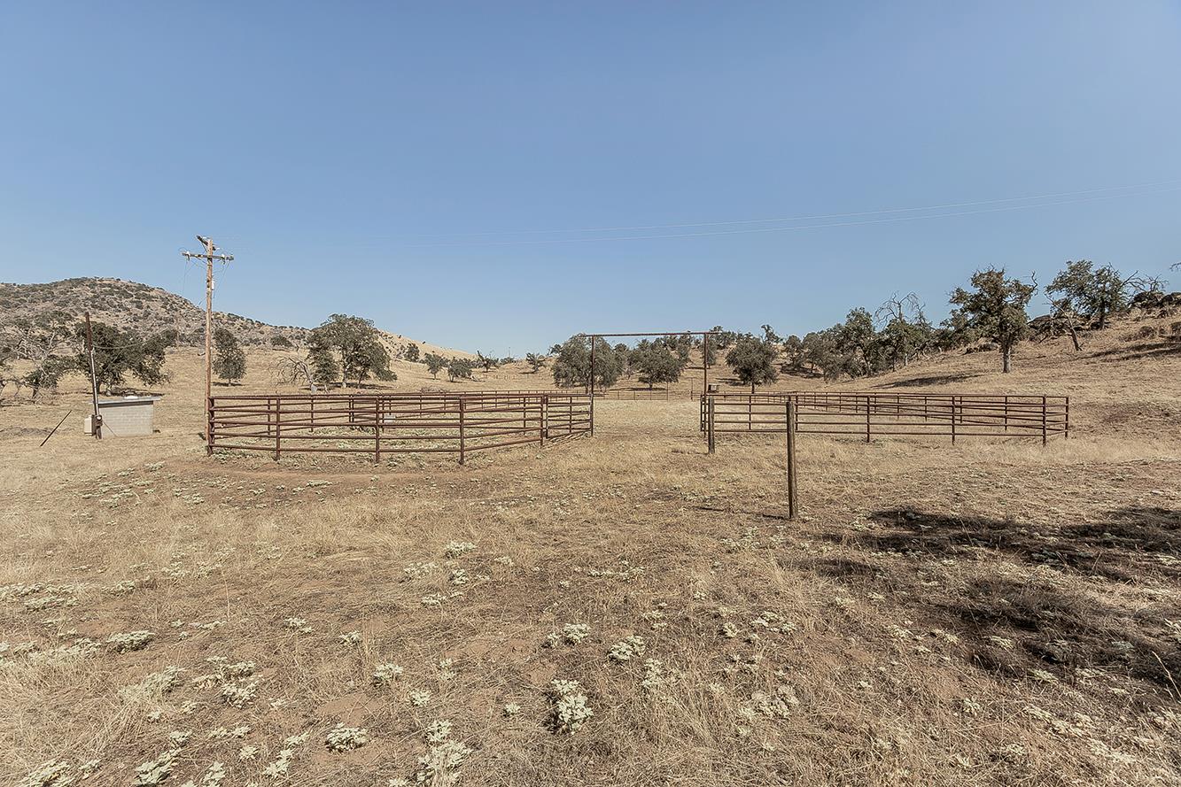 22085 Watts Valley Rd, Sanger, CA 93657