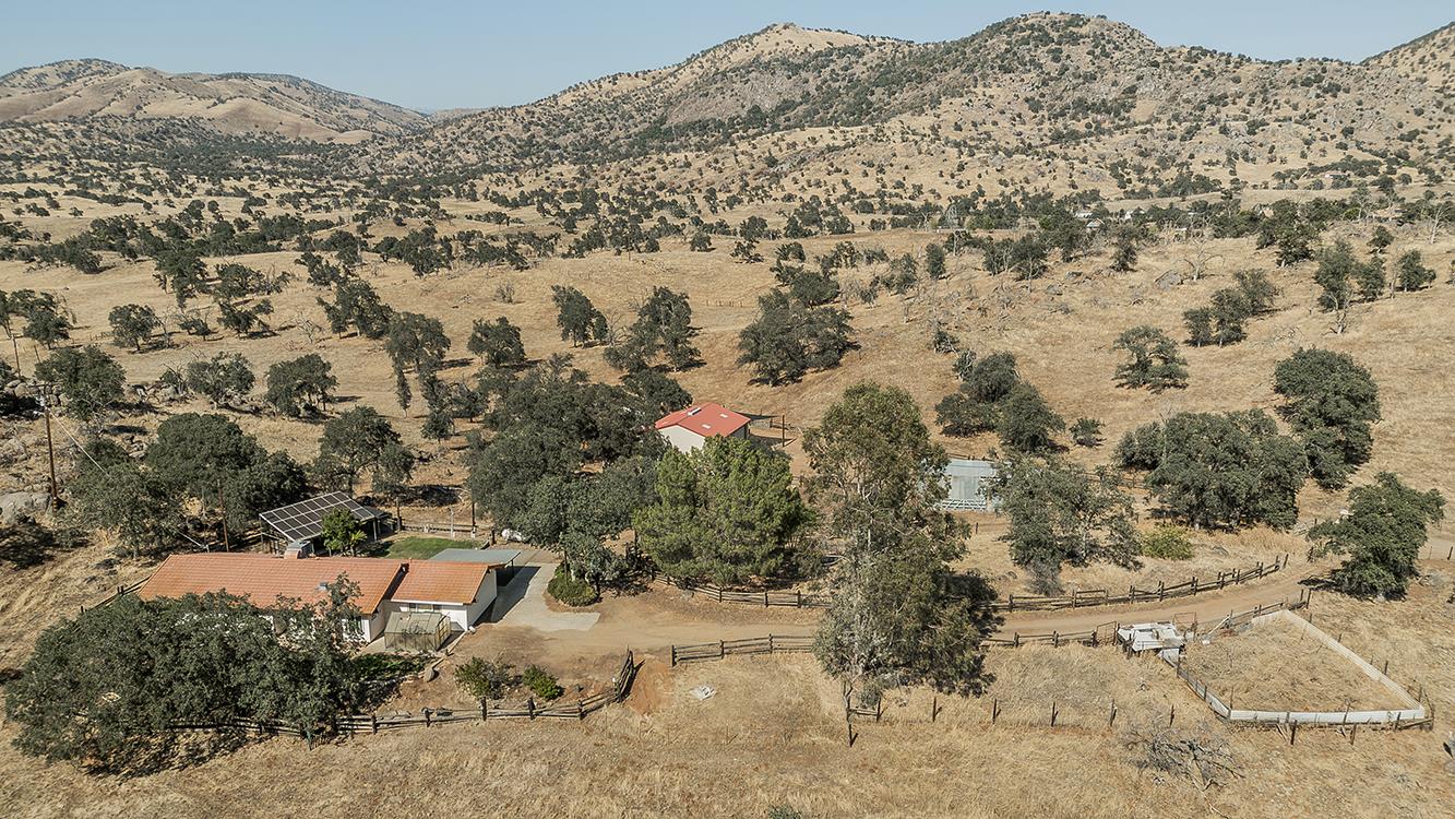 22085 Watts Valley Rd, Sanger, CA 93657
