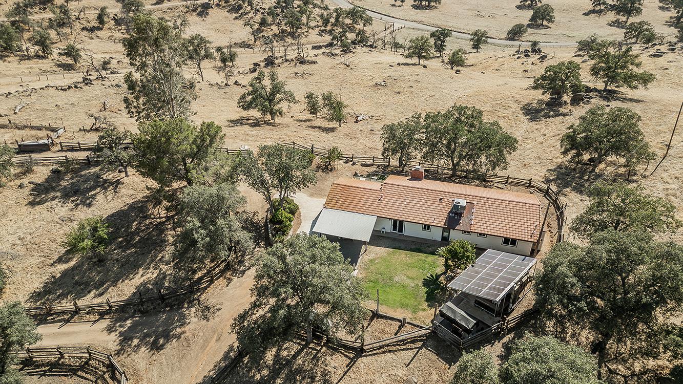 22085 Watts Valley Rd, Sanger, CA 93657