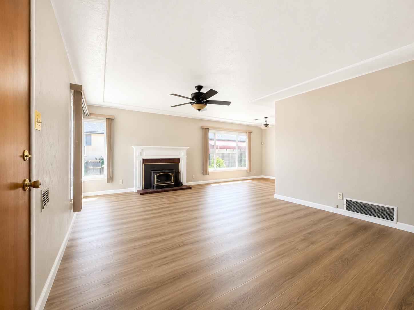 947 W Brown Ave, Fresno, CA 93705