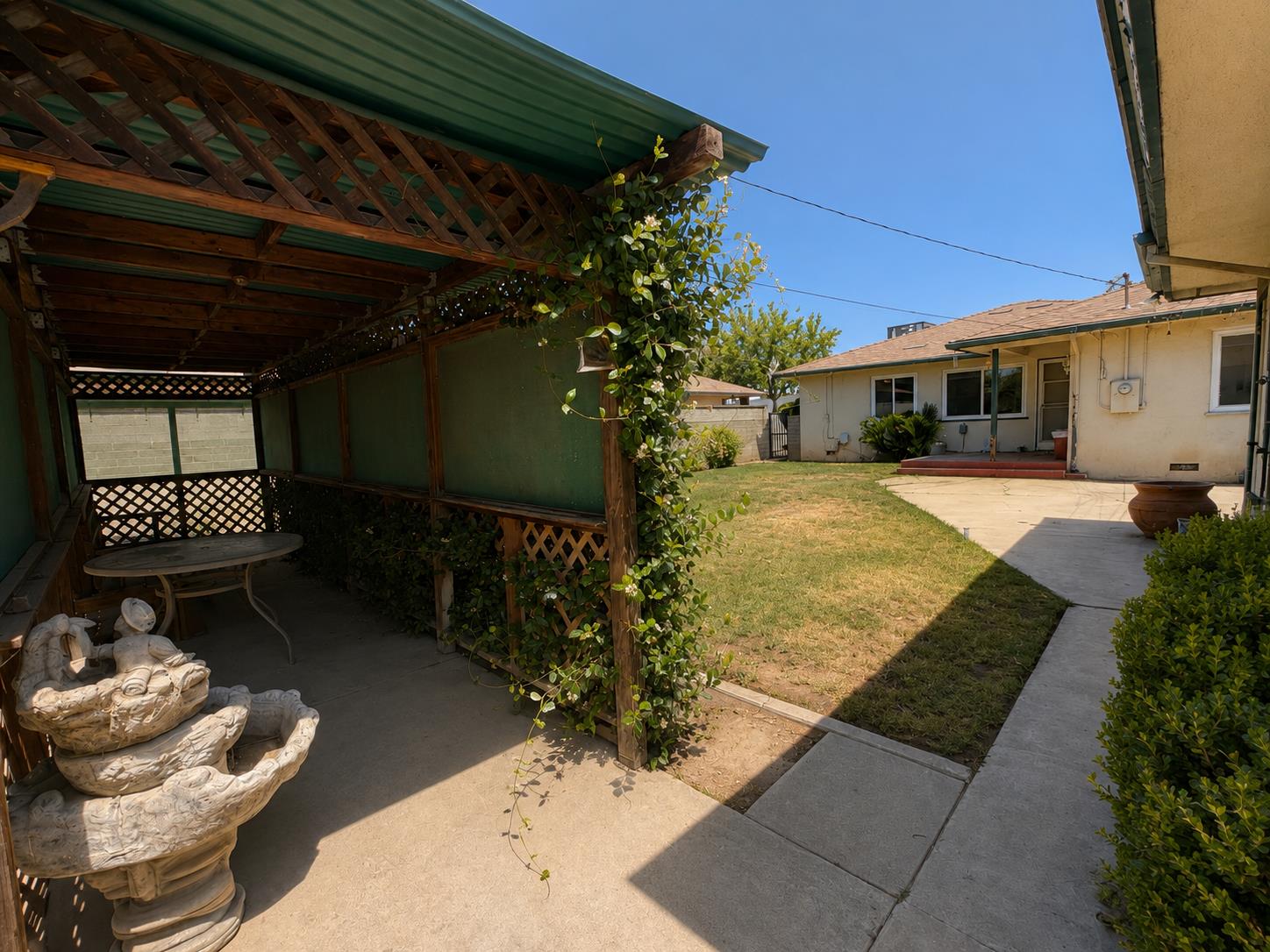 947 W Brown Ave, Fresno, CA 93705