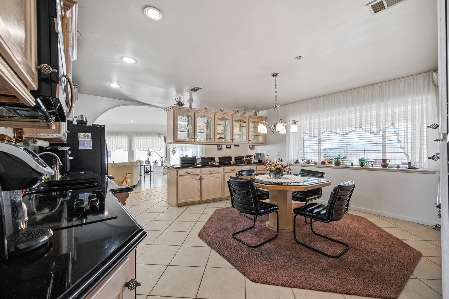 4924 N Arthur Ave, Fresno, CA 93705