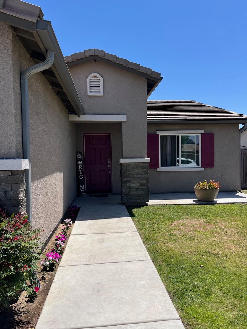 561 Fir Ave, Sanger, CA 93657