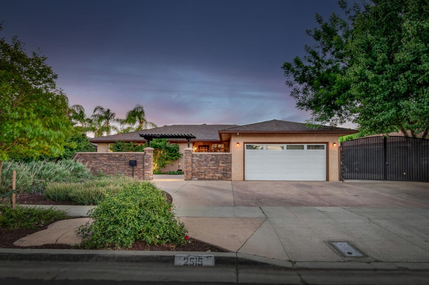 2515 E Los Altos Ave, Fresno, CA 93710