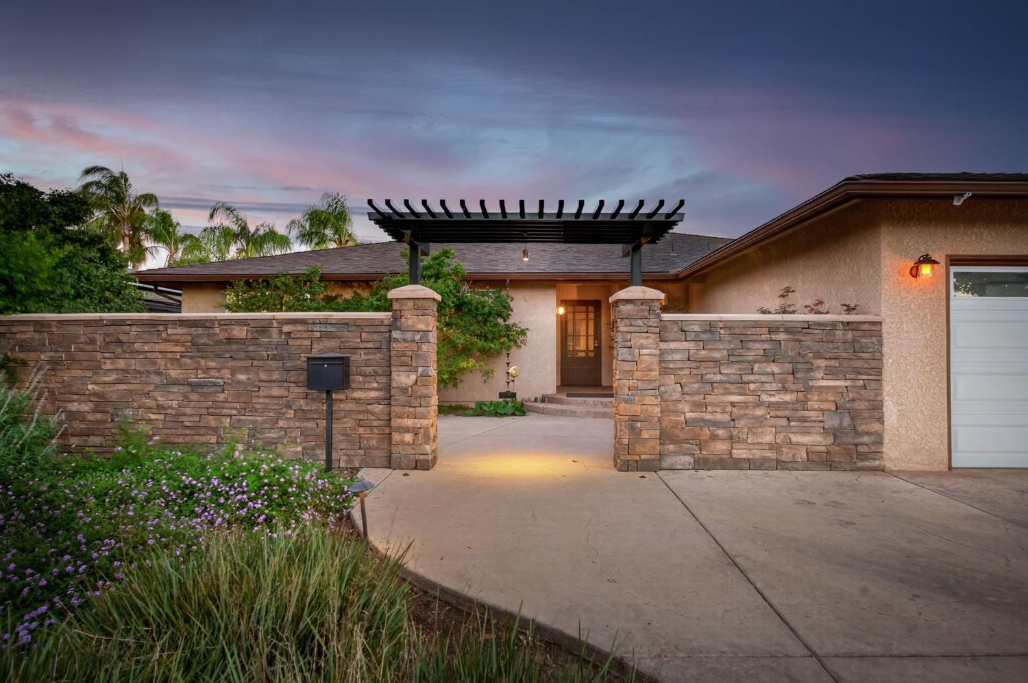 2515 E Los Altos Ave, Fresno, CA 93710