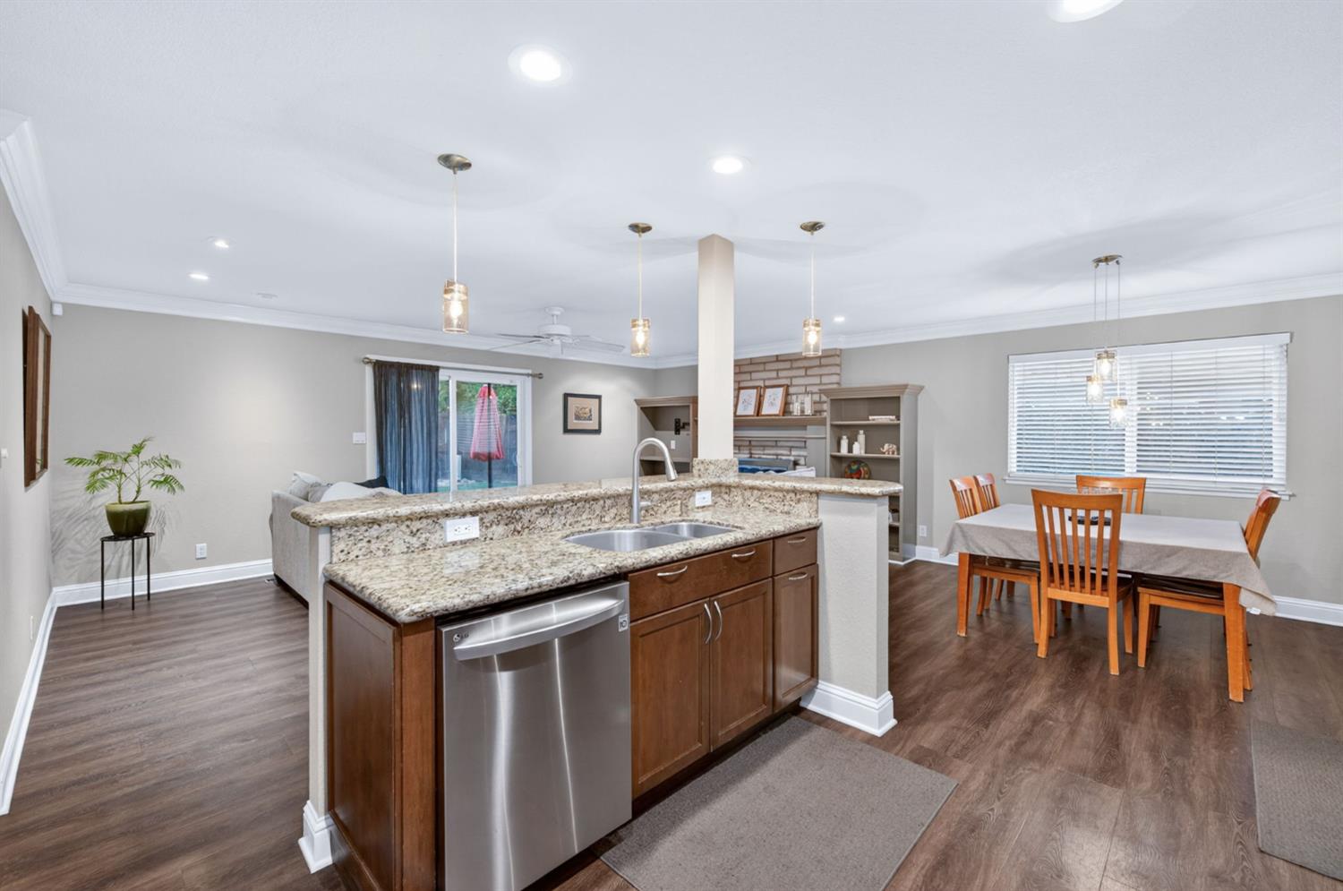 2515 E Los Altos Ave, Fresno, CA 93710