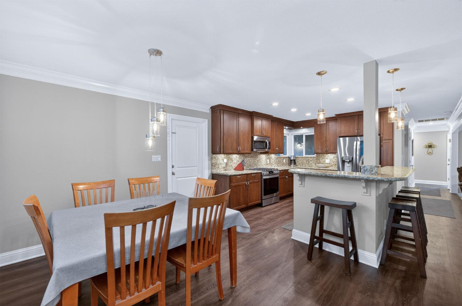 2515 E Los Altos Ave, Fresno, CA 93710