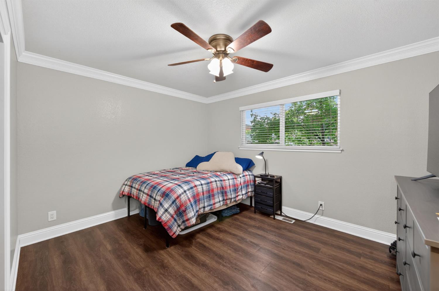 2515 E Los Altos Ave, Fresno, CA 93710