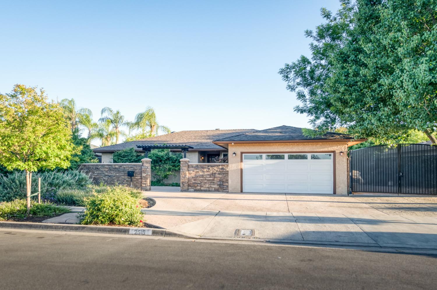 2515 E Los Altos Ave, Fresno, CA 93710
