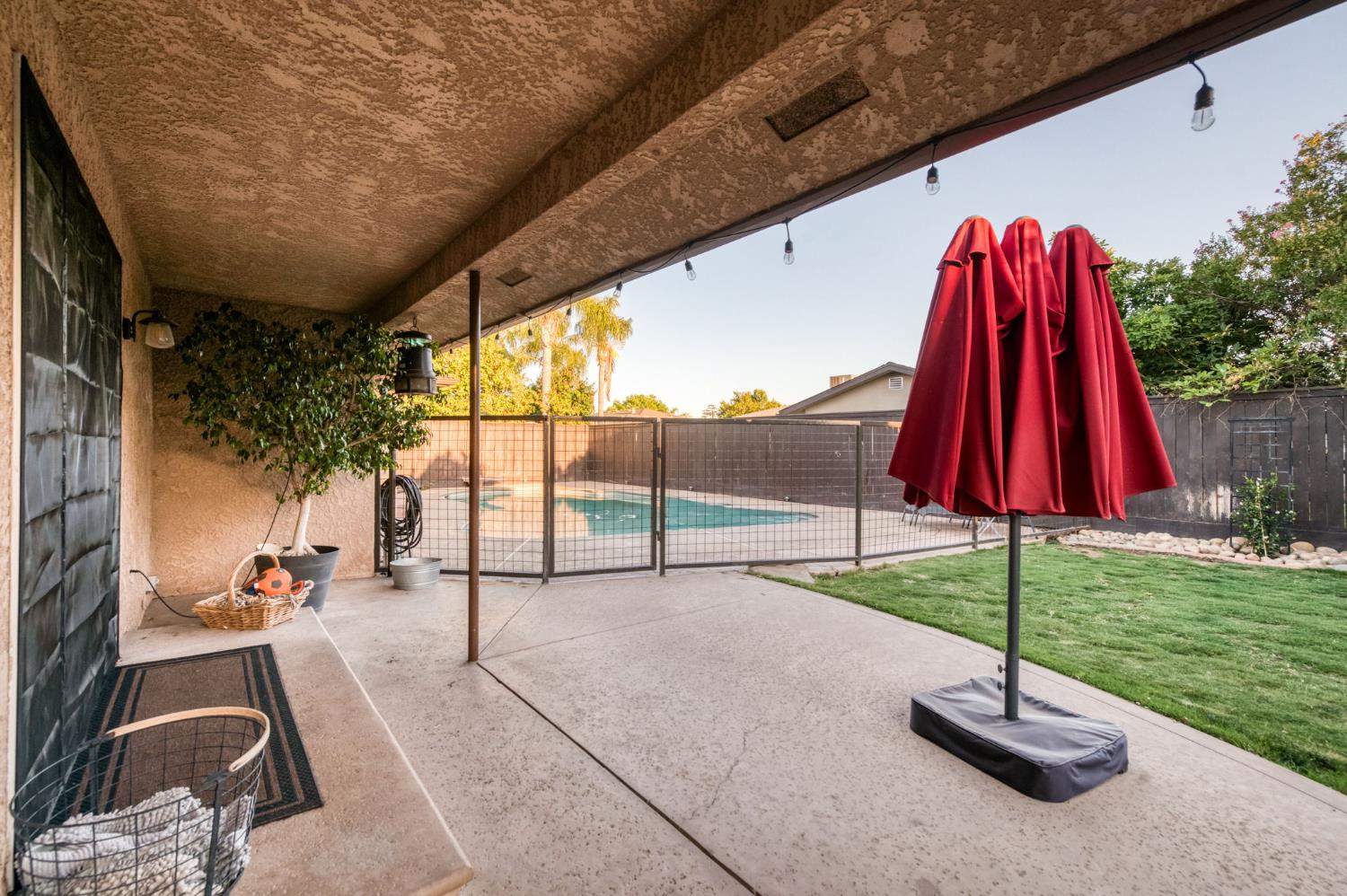 2515 E Los Altos Ave, Fresno, CA 93710