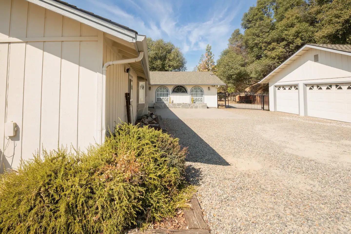 50616 Woodside Ln, Oakhurst, CA 93644