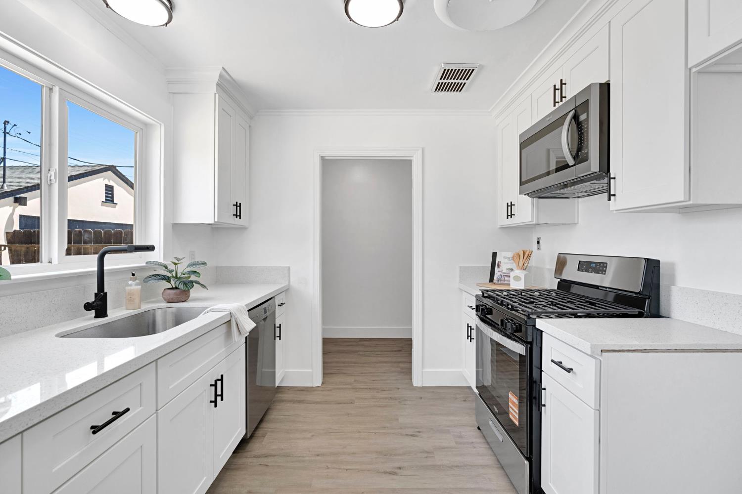 135 E Griffith Way, Fresno, CA 93704