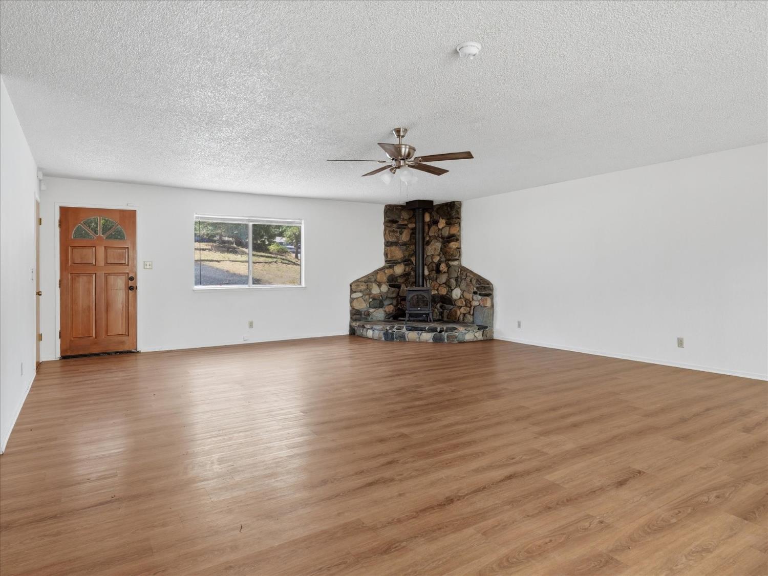 39785 Pine Ridge Rd, Oakhurst, CA 93644