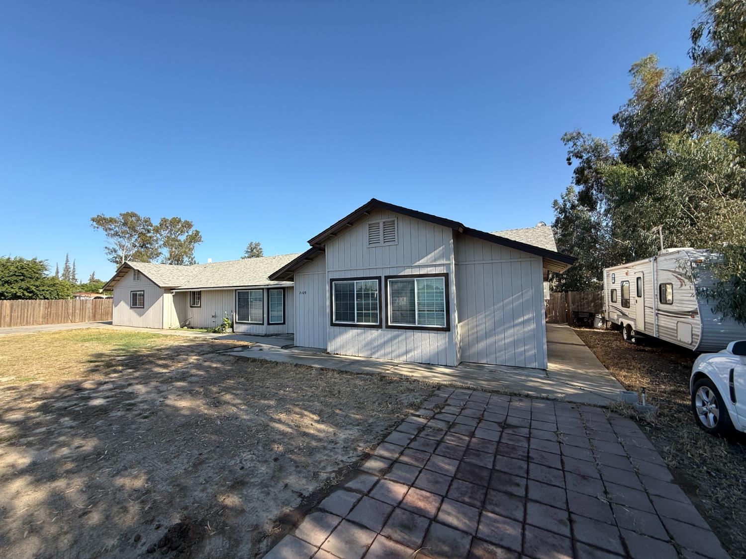 2109 E Dinuba Ave, Fresno, CA 93725