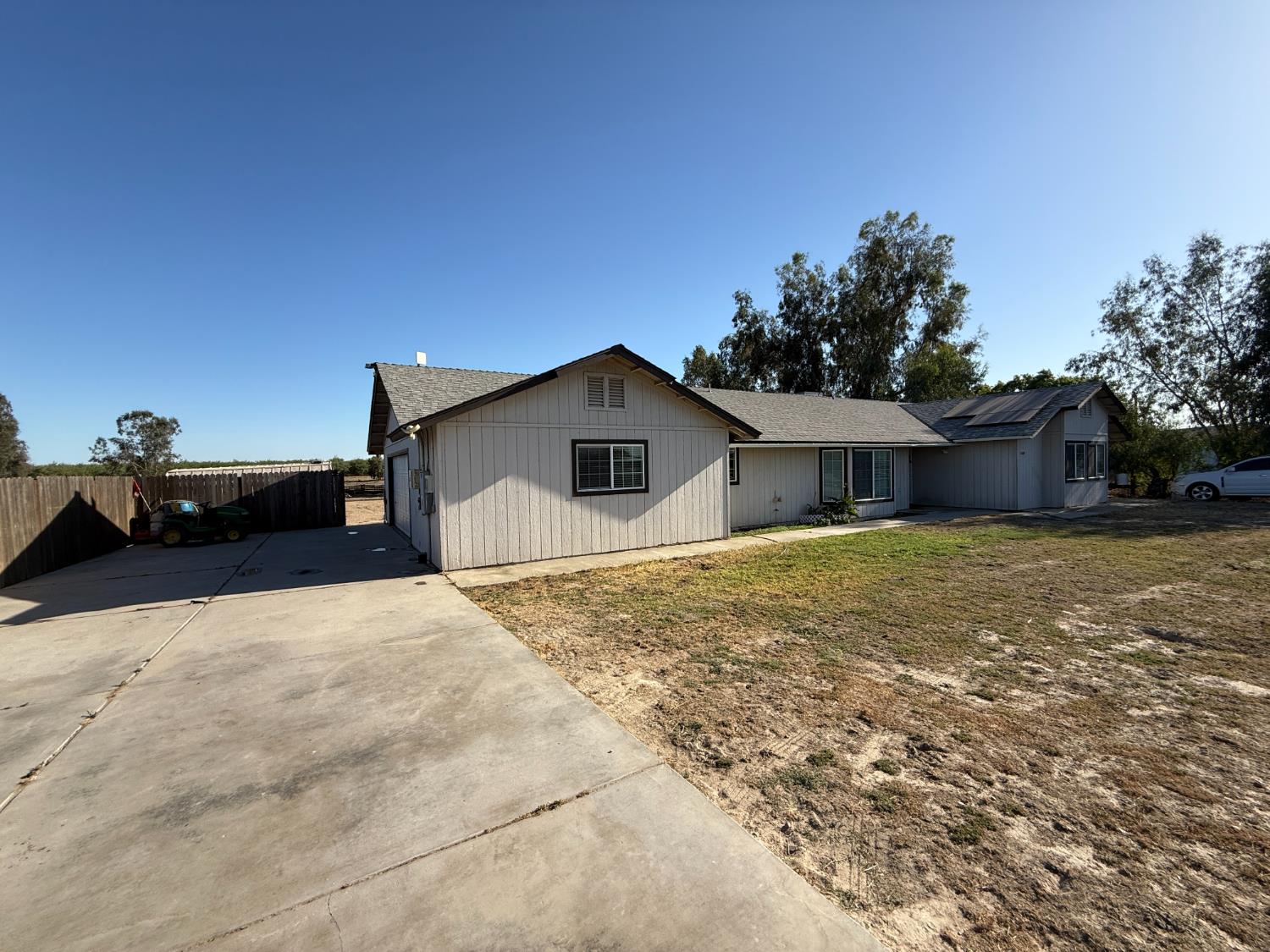 2109 E Dinuba Ave, Fresno, CA 93725