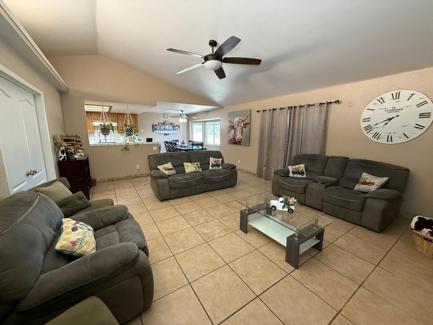 2109 E Dinuba Ave, Fresno, CA 93725