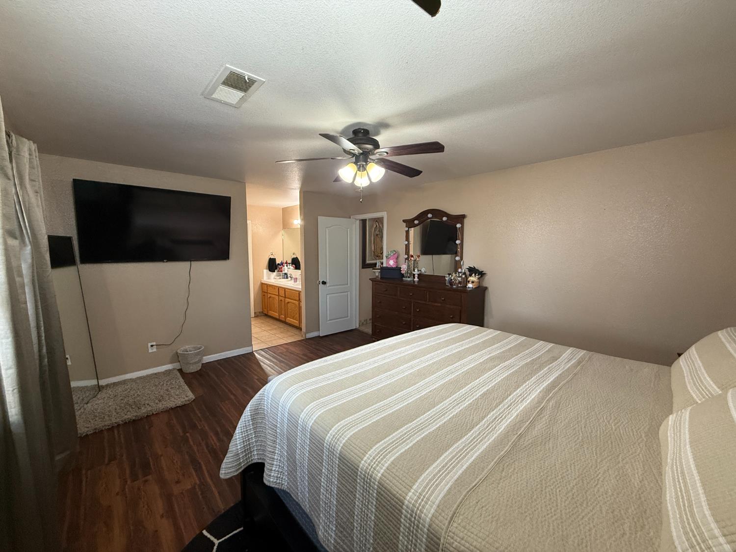 2109 E Dinuba Ave, Fresno, CA 93725