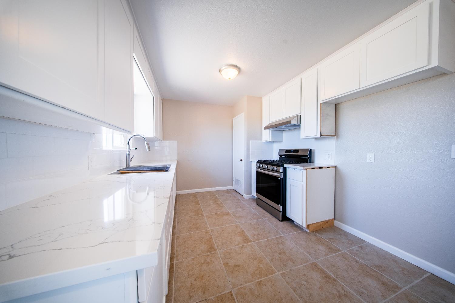 1557 Owens St, Madera, CA 93638