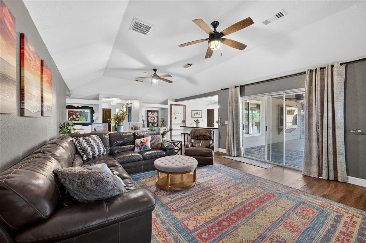 321 W Paul Ave, Clovis, CA 93612