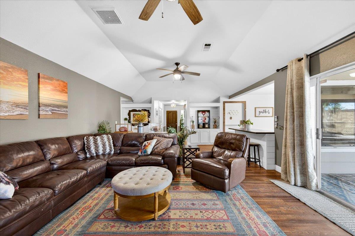 321 W Paul Ave, Clovis, CA 93612