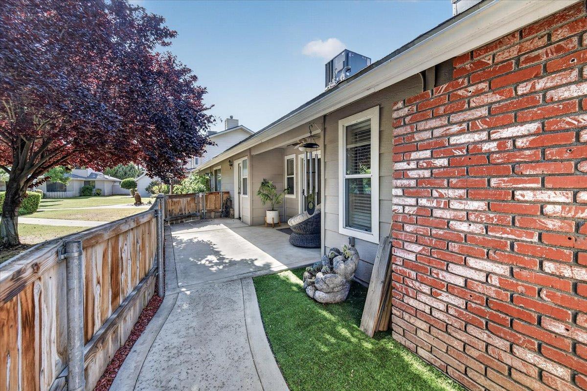 321 W Paul Ave, Clovis, CA 93612