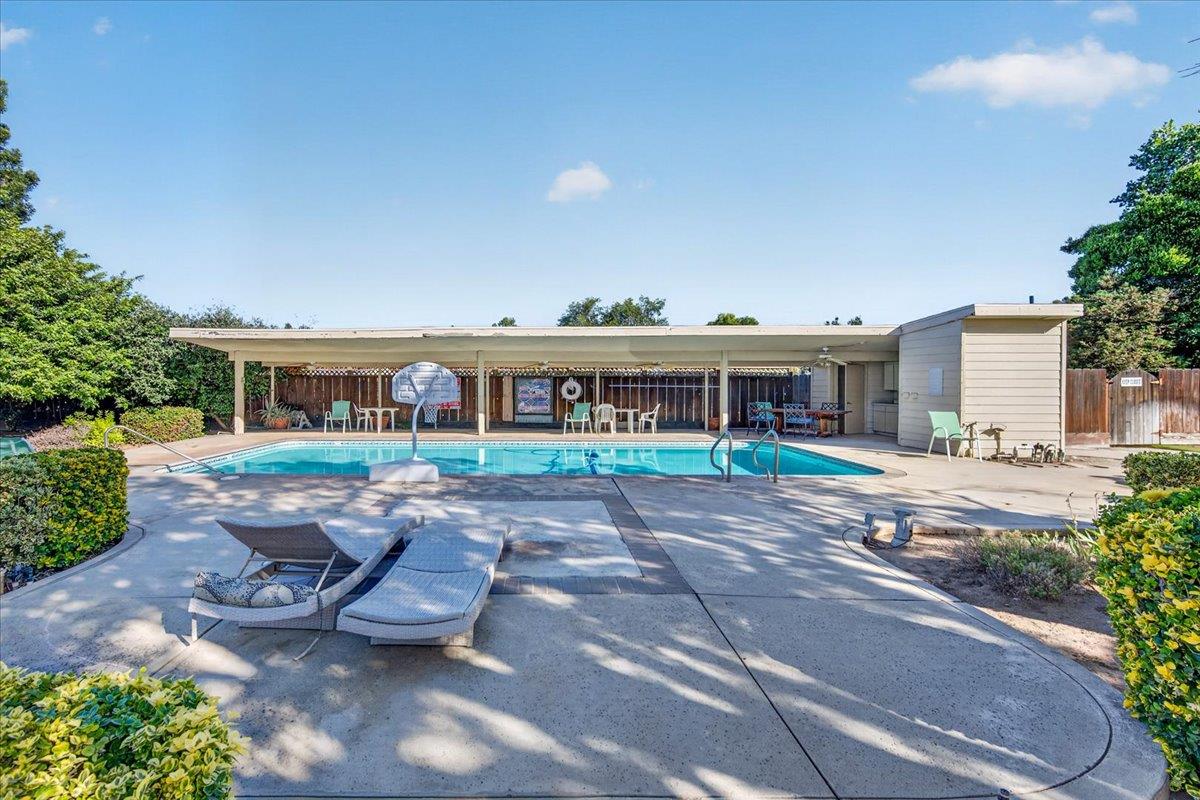 321 W Paul Ave, Clovis, CA 93612