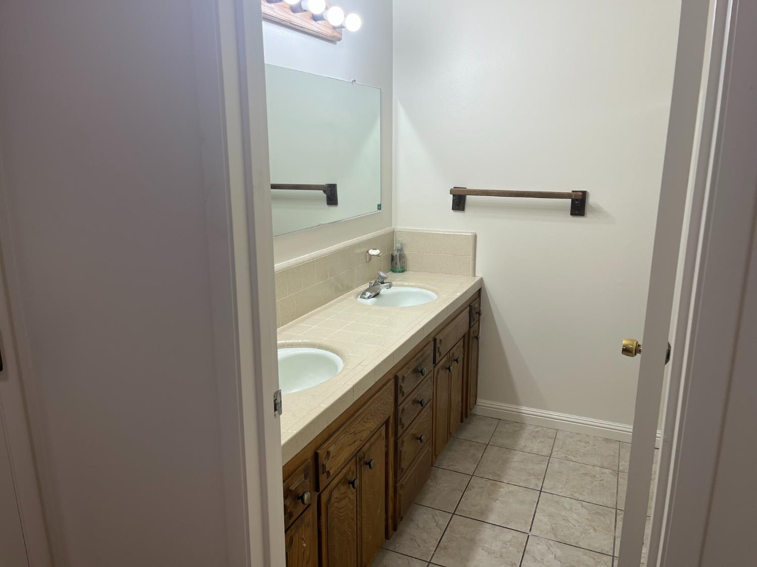 1126 E Paul Ave, Fresno, CA 93710
