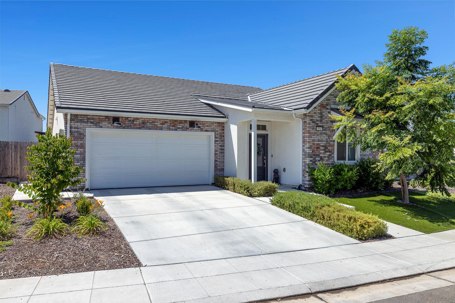 854 Blue Oak Ln W, Madera, CA 93636