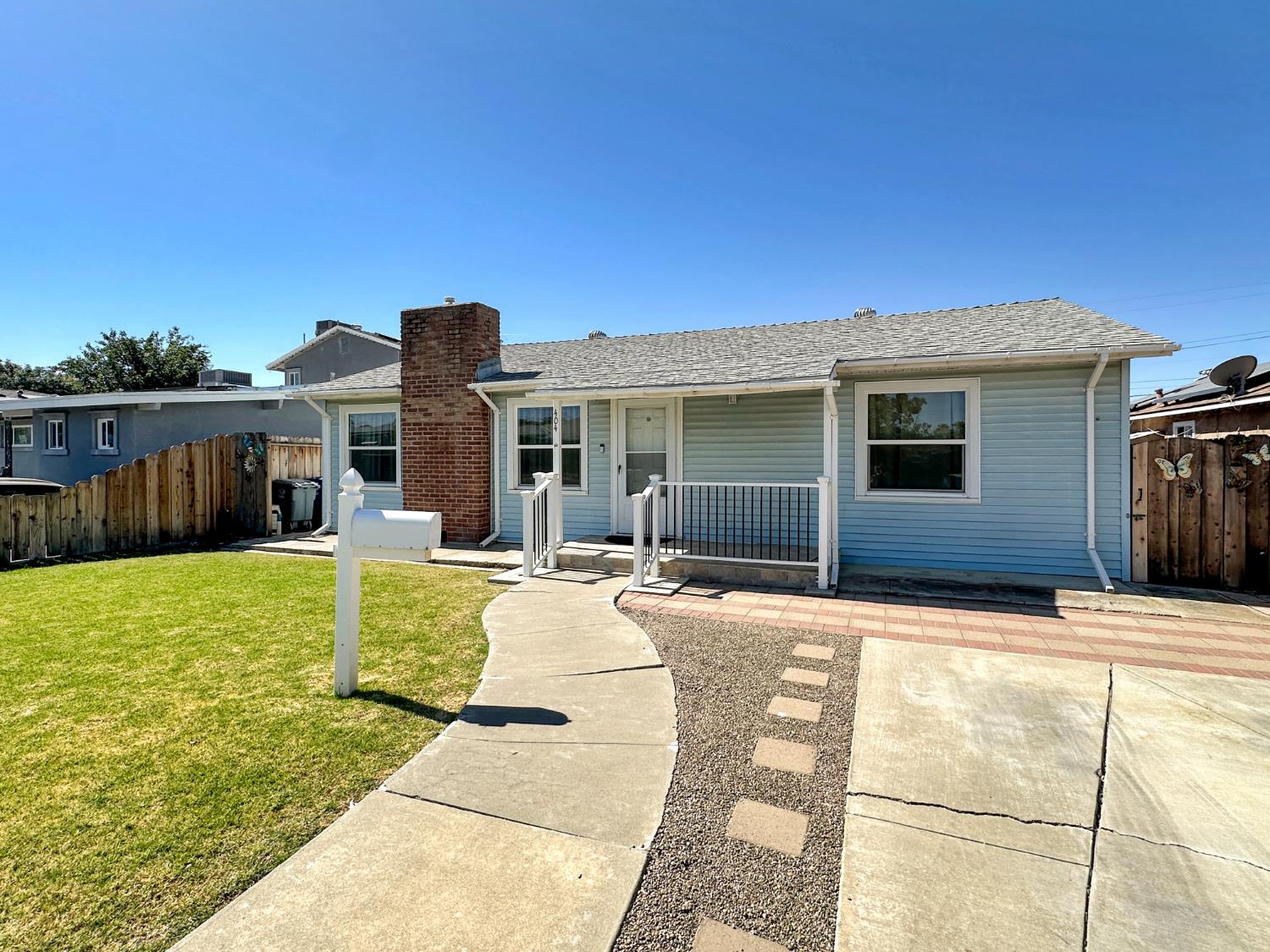 404 E San Mateo St, Avenal, CA 93204