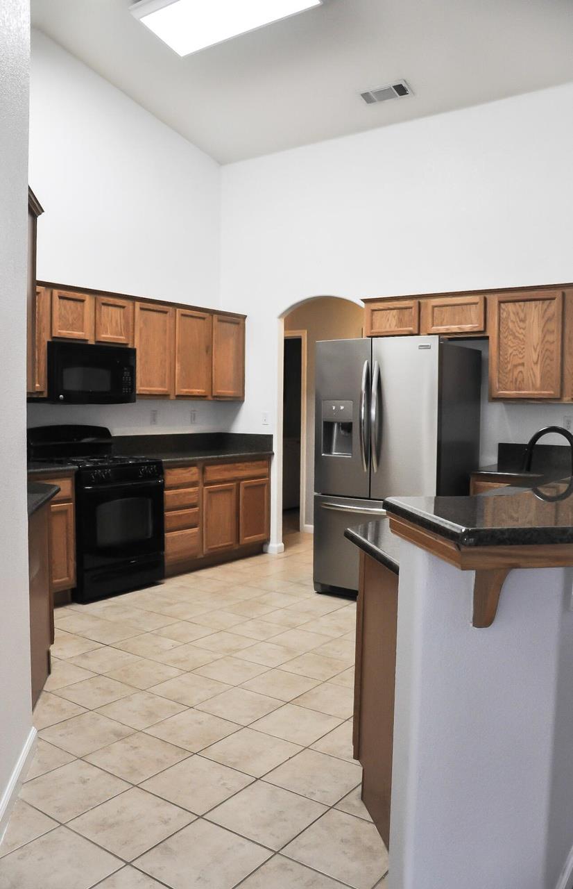 2454 kelty meadow ave, Tulare, CA 93274