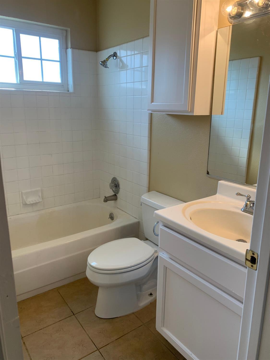 495 W Santa Ana Ave #4, Clovis, CA 93612