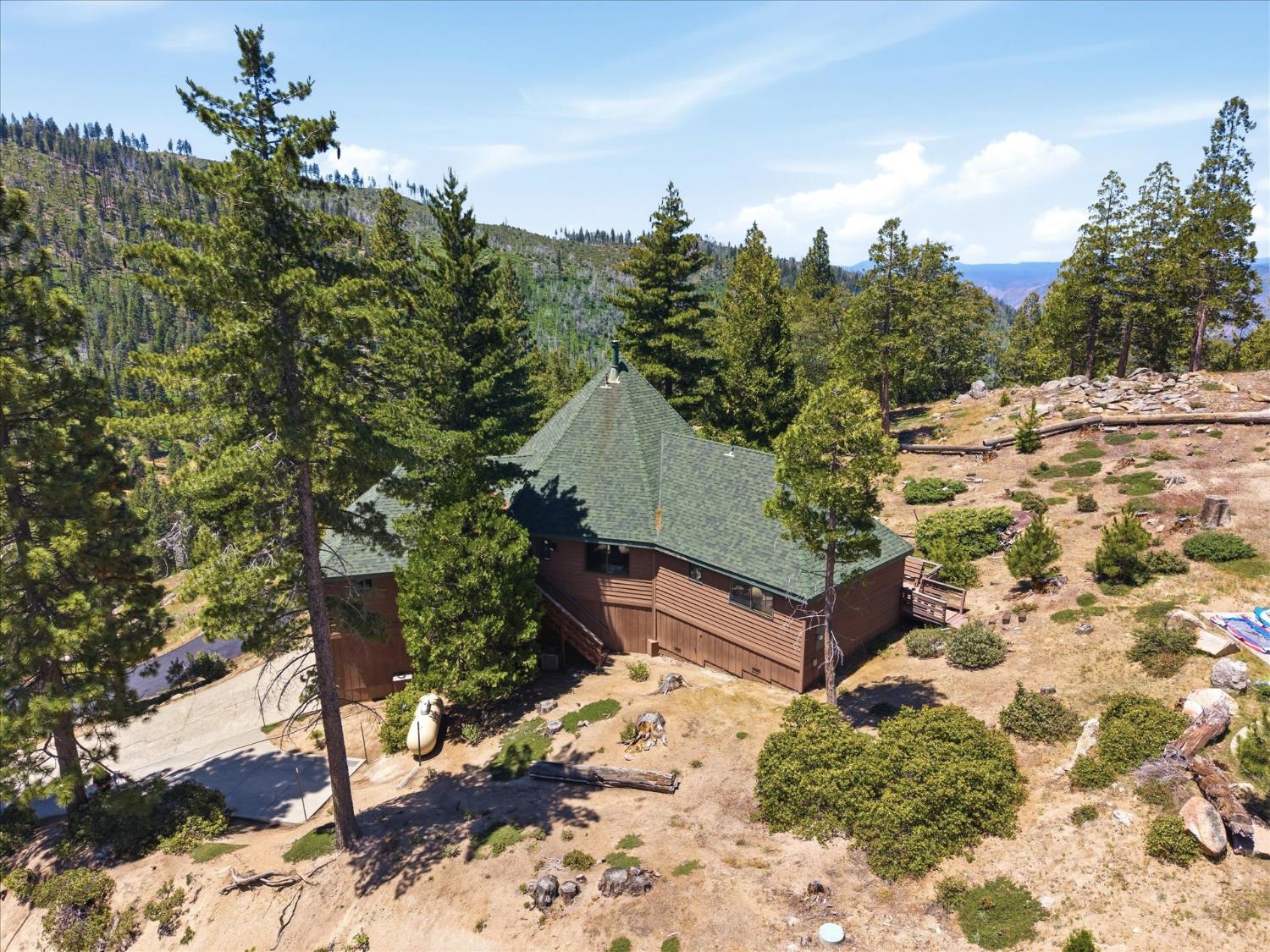 7273 Yosemite Park Way, Yosemite West, CA 95389