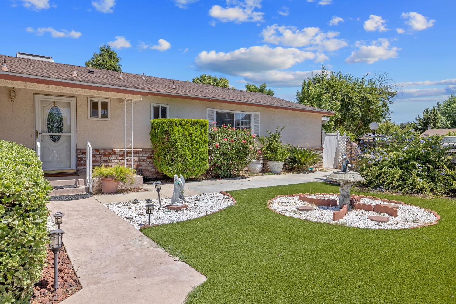 4909 E Fillmore Avenue S, Fresno, CA 93727