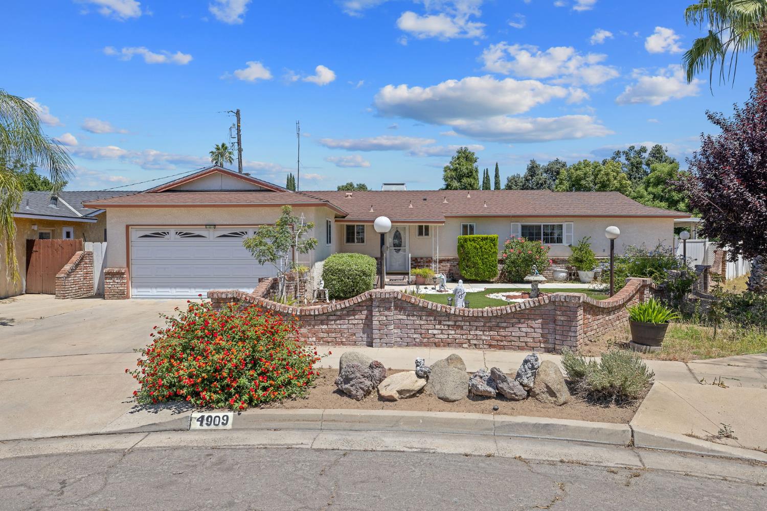 4909 E Fillmore Avenue S, Fresno, CA 93727