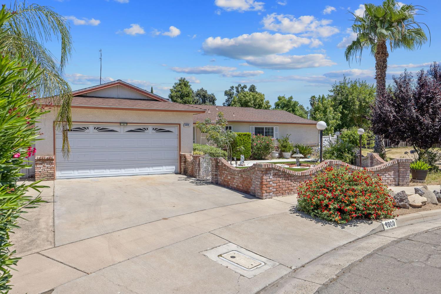 4909 E Fillmore Avenue S, Fresno, CA 93727