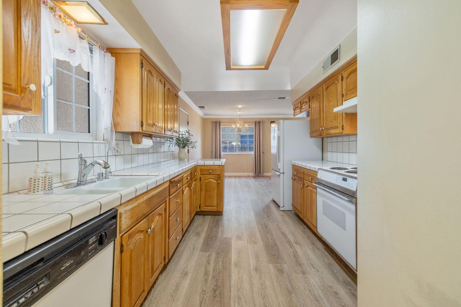 4909 E Fillmore Avenue S, Fresno, CA 93727