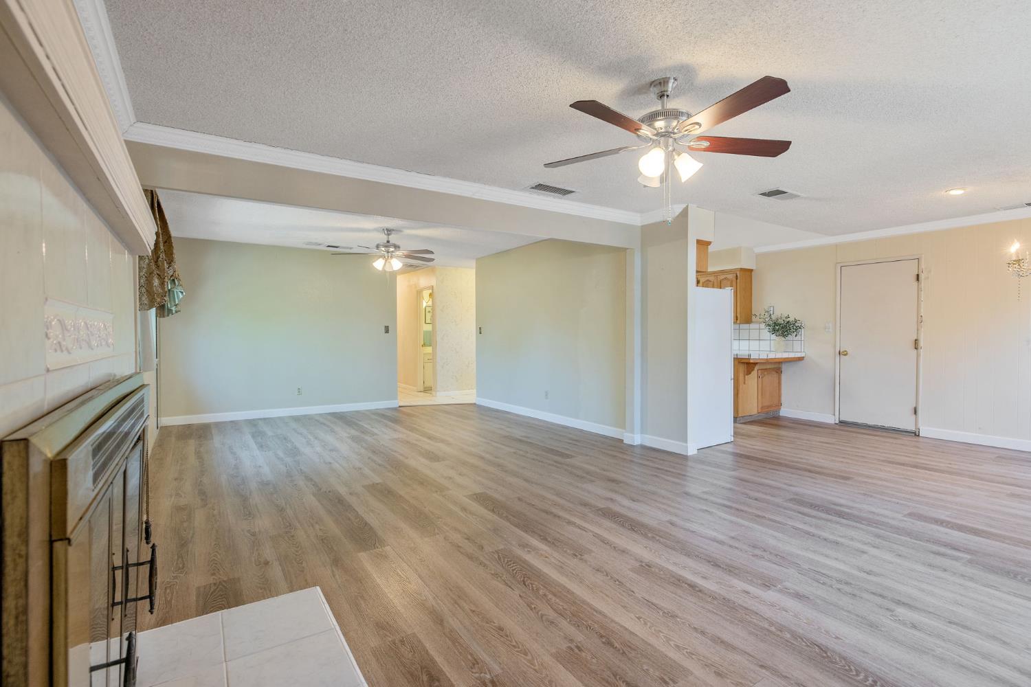 4909 E Fillmore Avenue S, Fresno, CA 93727