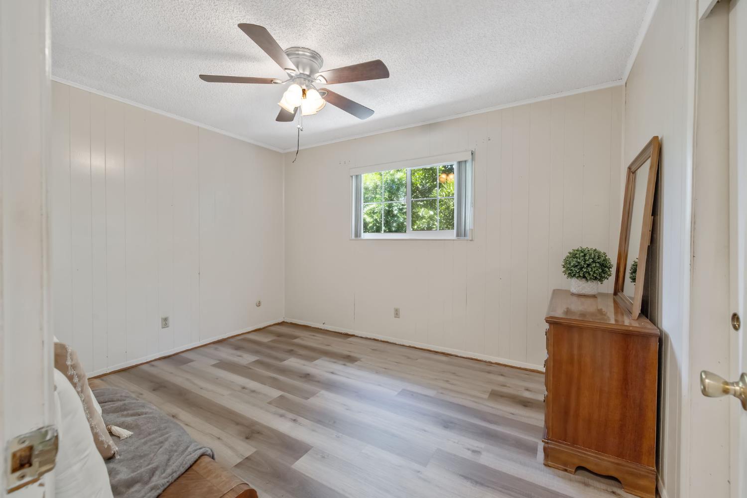 4909 E Fillmore Avenue S, Fresno, CA 93727