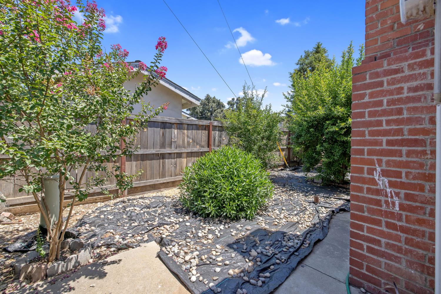 4909 E Fillmore Avenue S, Fresno, CA 93727