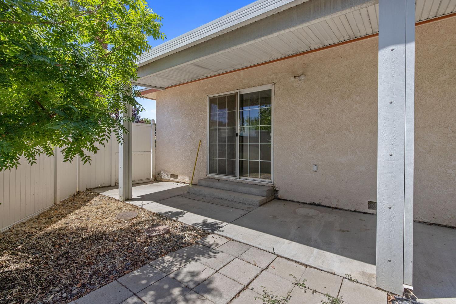 4909 E Fillmore Avenue S, Fresno, CA 93727