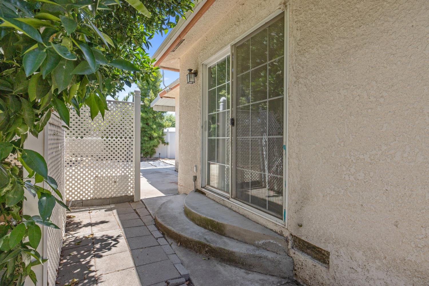 4909 E Fillmore Avenue S, Fresno, CA 93727