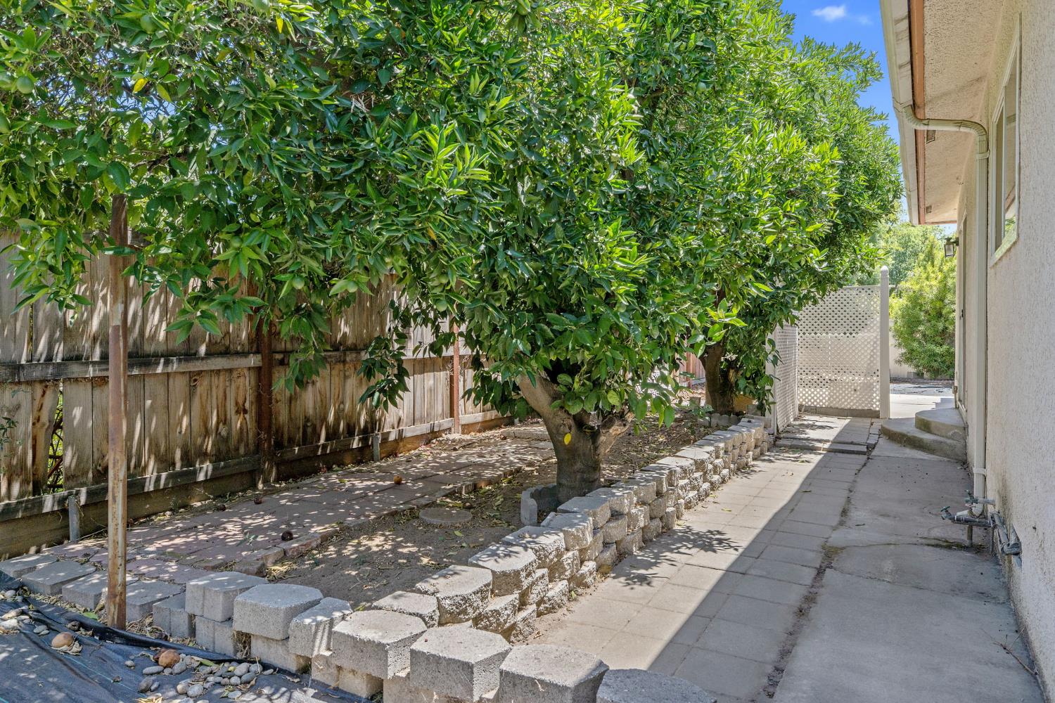 4909 E Fillmore Avenue S, Fresno, CA 93727