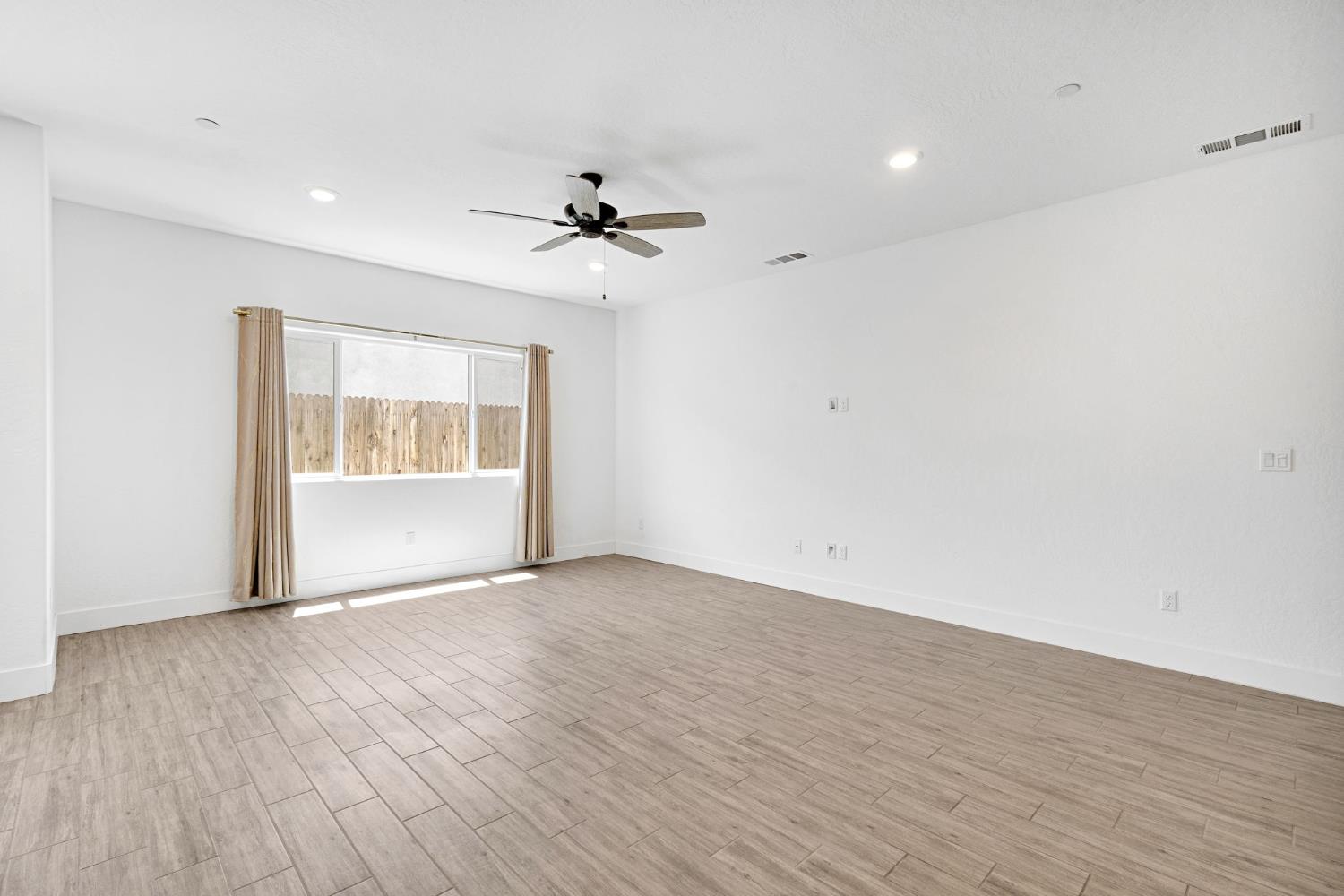 371 Huntington Ave S, Madera, CA 93636