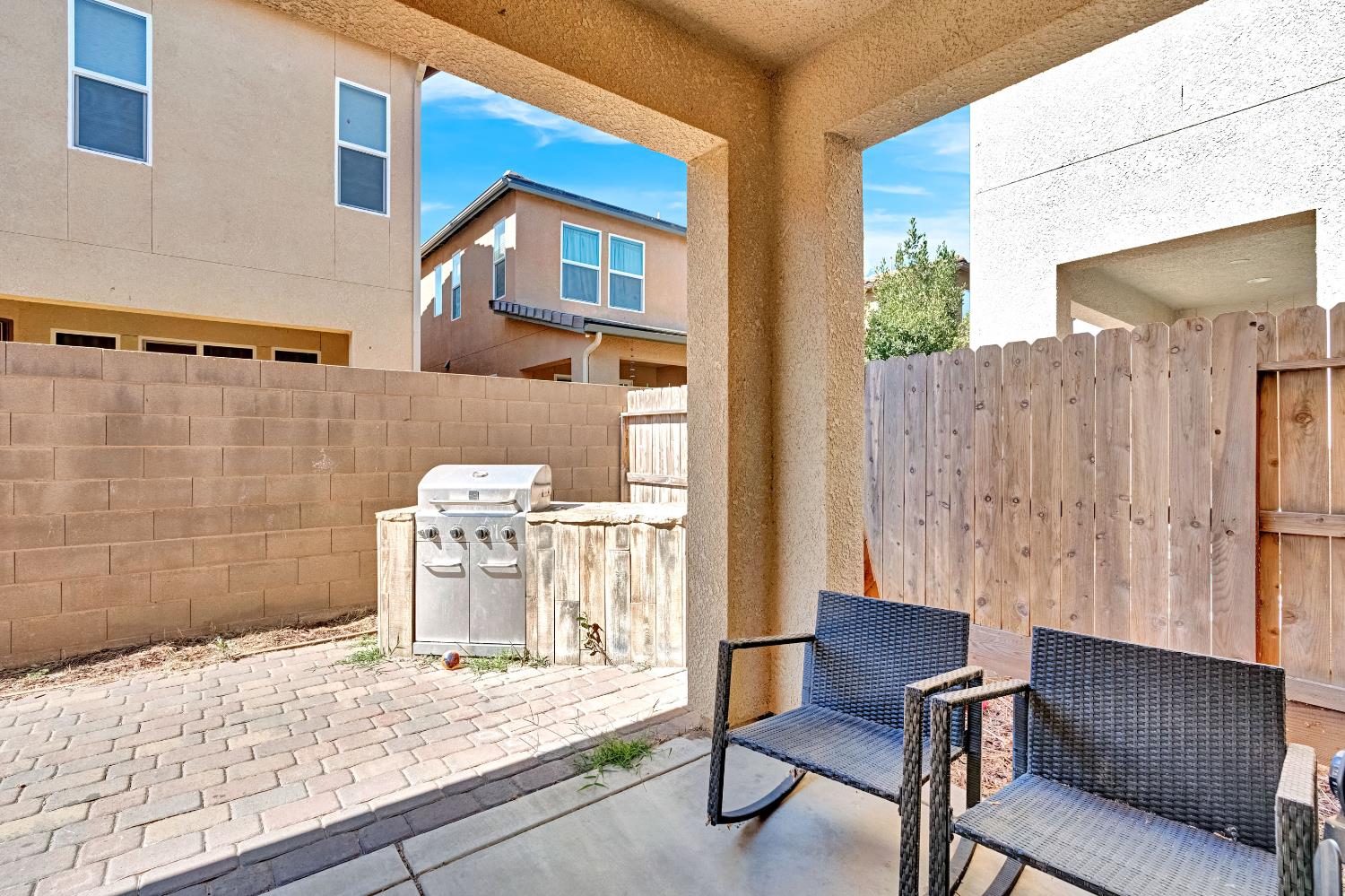 6053 E Brick Dr, Fresno, CA 93727
