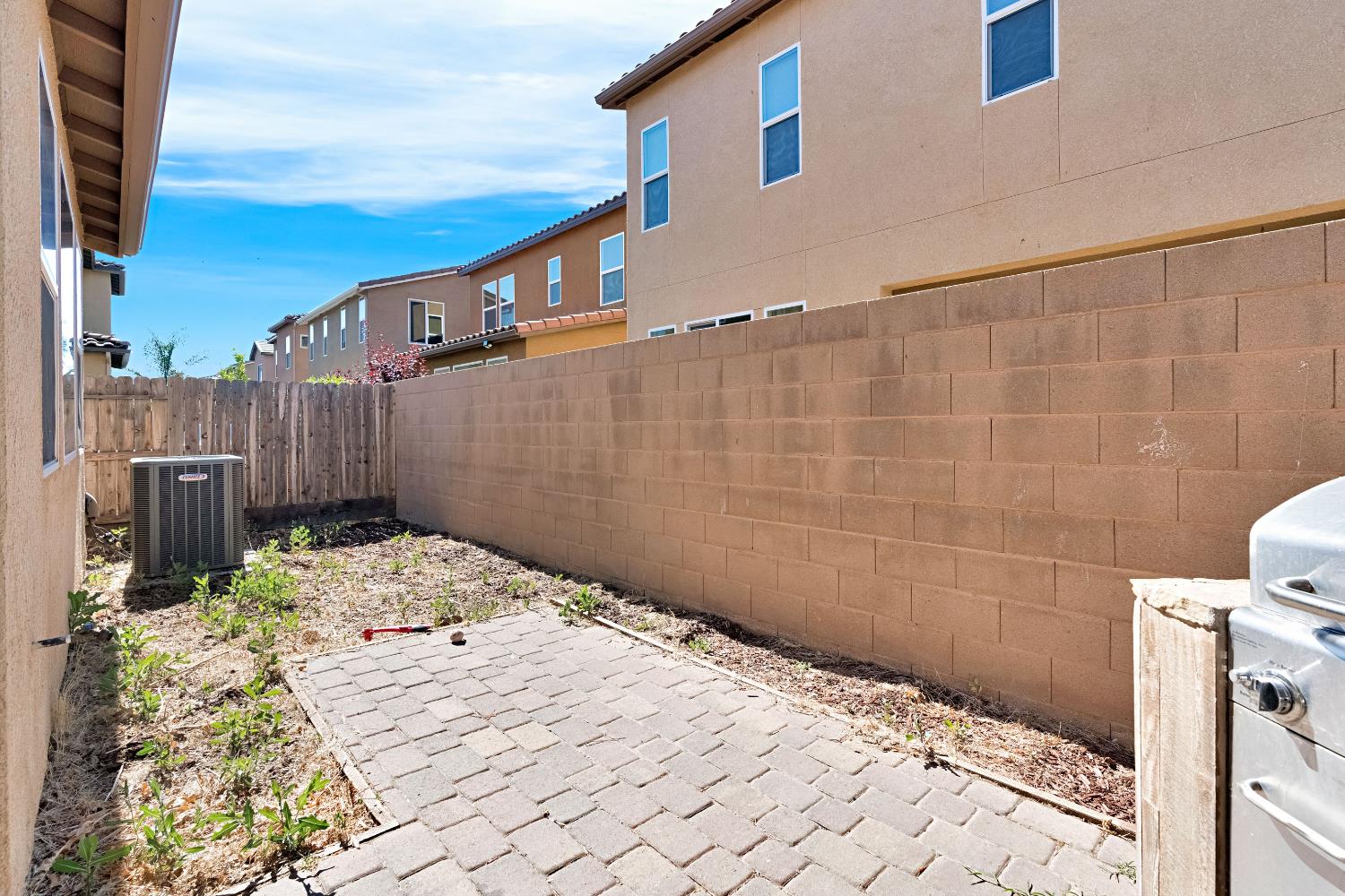6053 E Brick Dr, Fresno, CA 93727