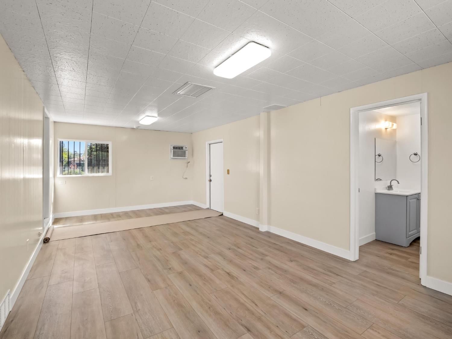 5017 E Washington Ave, Fresno, CA 93727