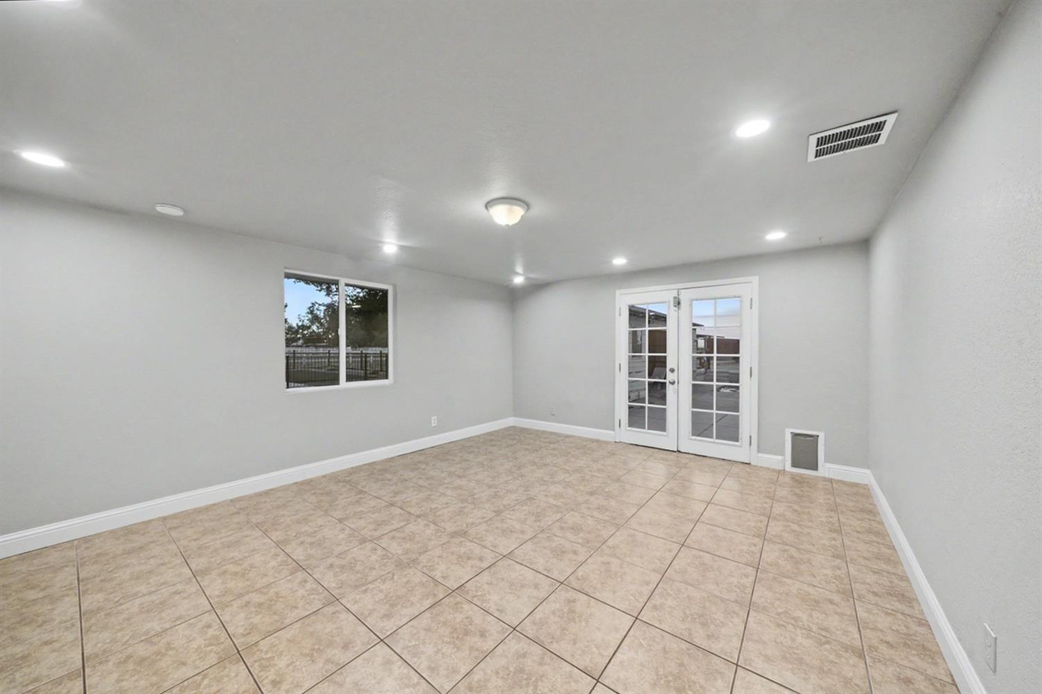 1374 E Gaschen Ave, Fresno, CA 93725
