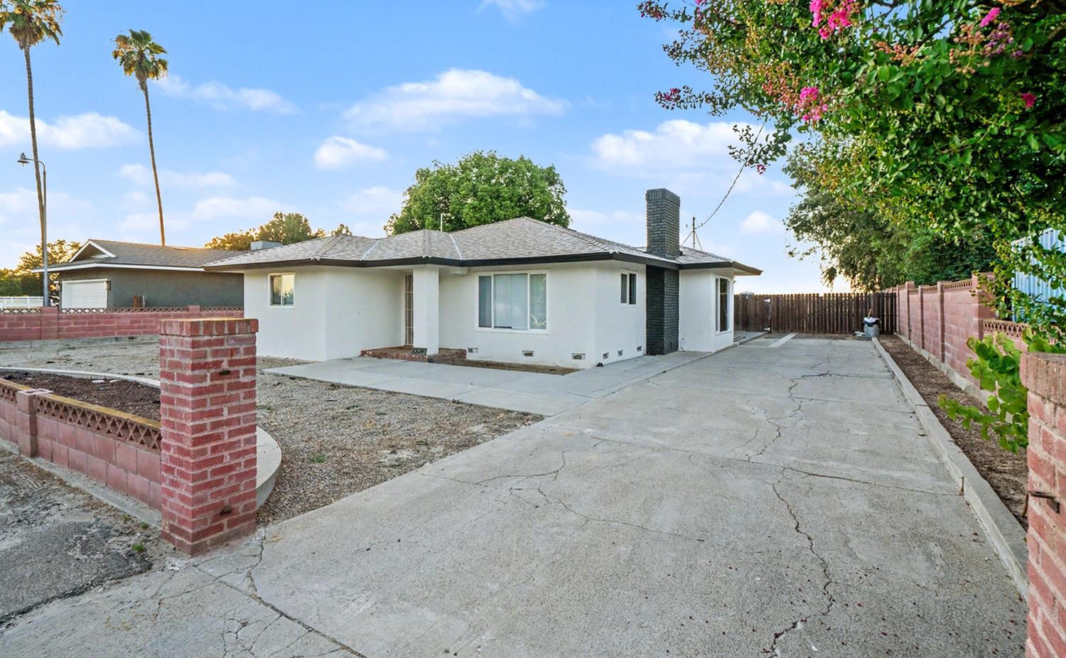 1374 E Gaschen Ave, Fresno, CA 93725