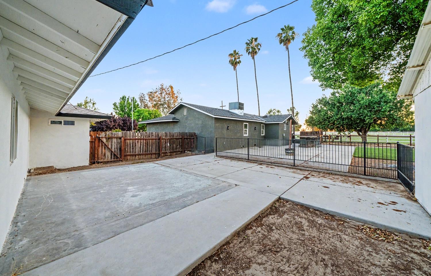 1374 E Gaschen Ave, Fresno, CA 93725