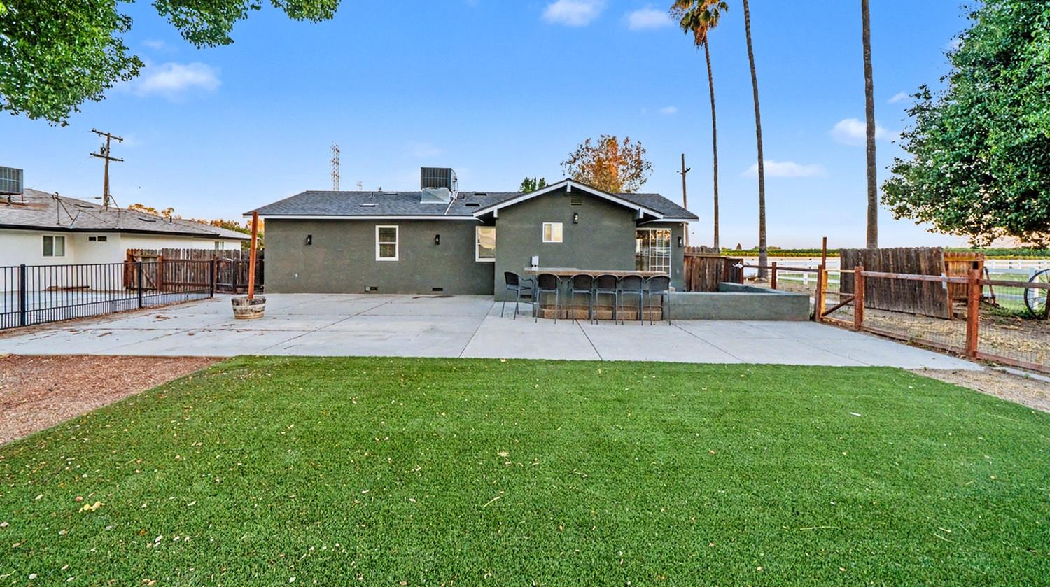 1374 E Gaschen Ave, Fresno, CA 93725